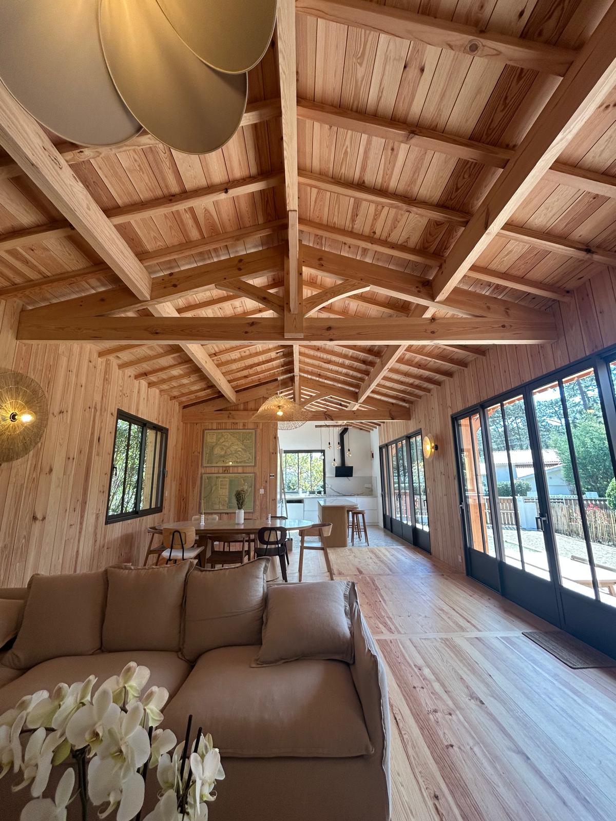 Charpente apparente lambris Douglas salon maison bois Gironde