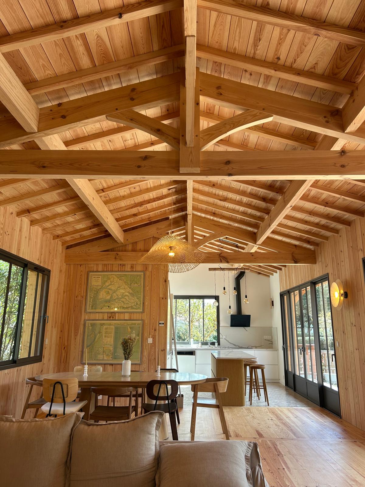 Charpente apparente salle à manger lambris bois Gironde