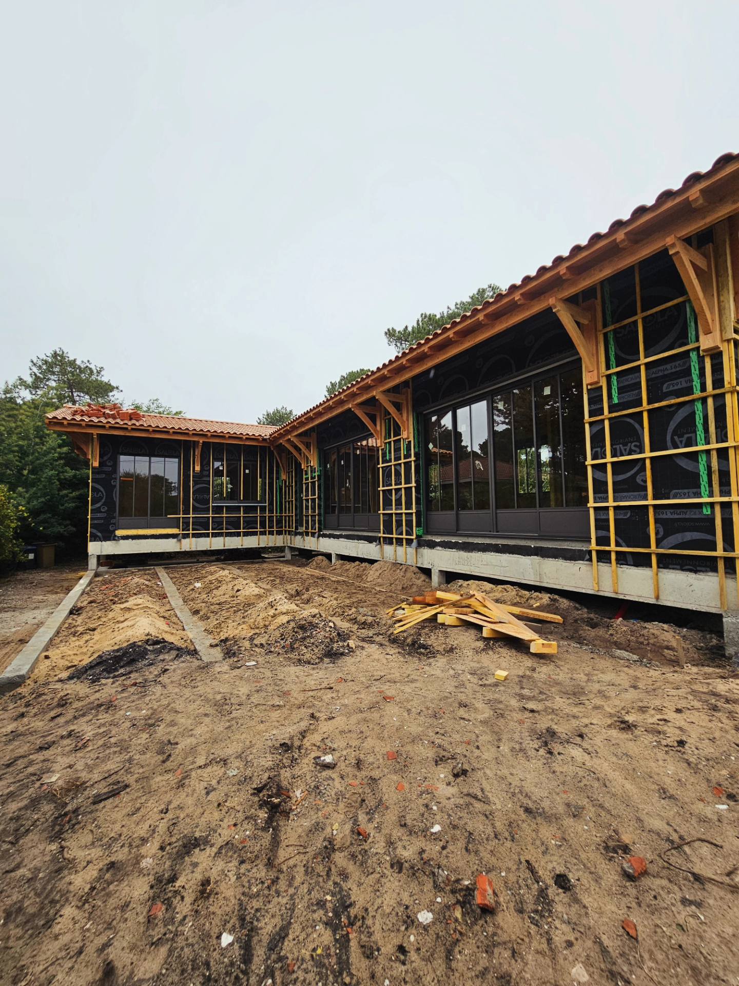 Charpente traditionnelle en cours de pose en Gironde — Maublanc Construction Bois