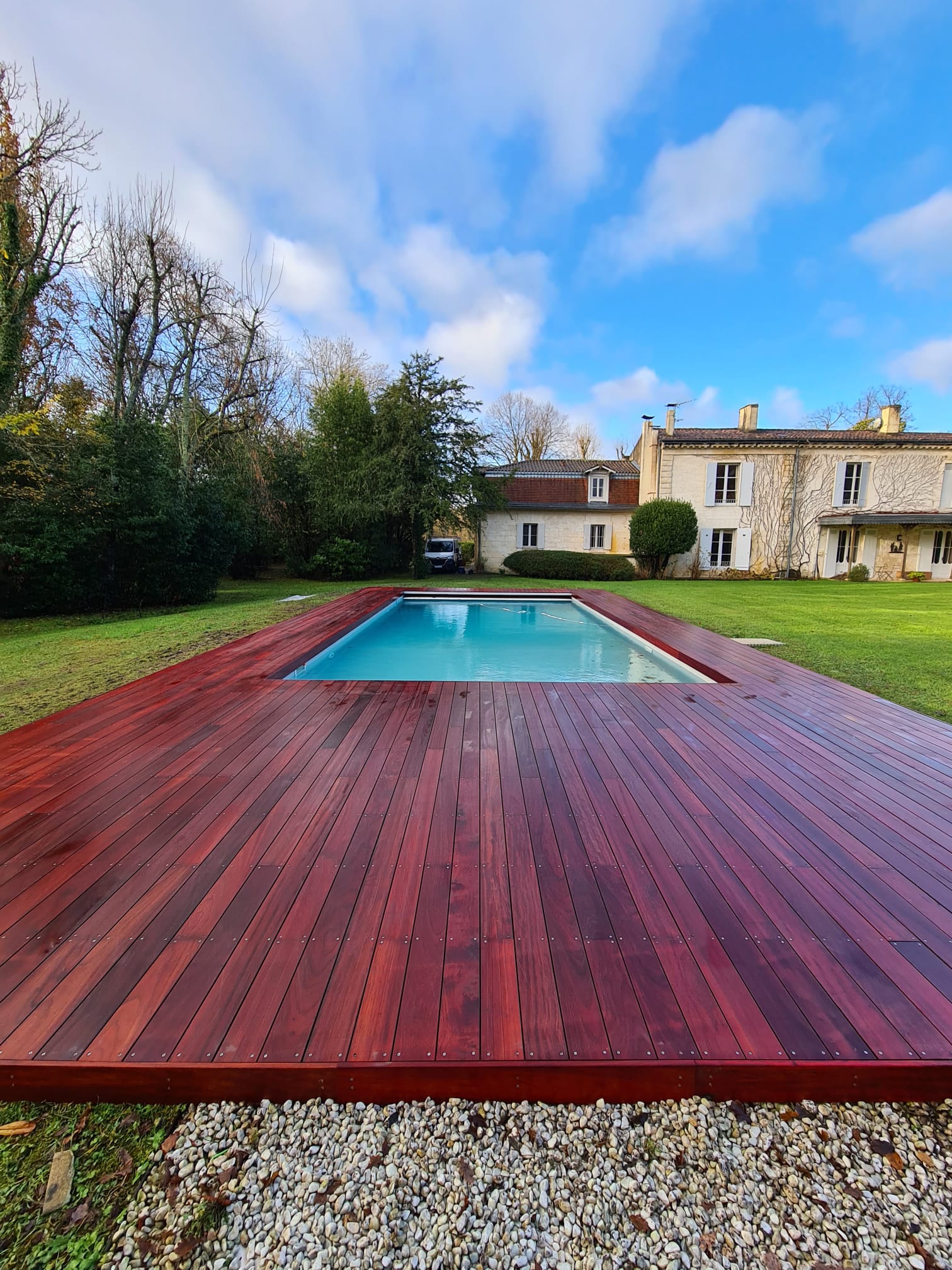 Terrasse bois exotique autour de piscine en Gironde — Maublanc Construction Bois